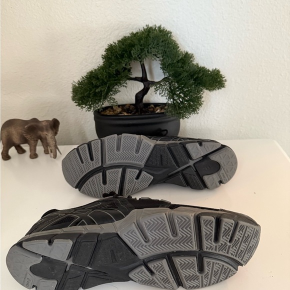 ASICS Men's Black and Gray Athletic Shoes - Picture 4 of 5